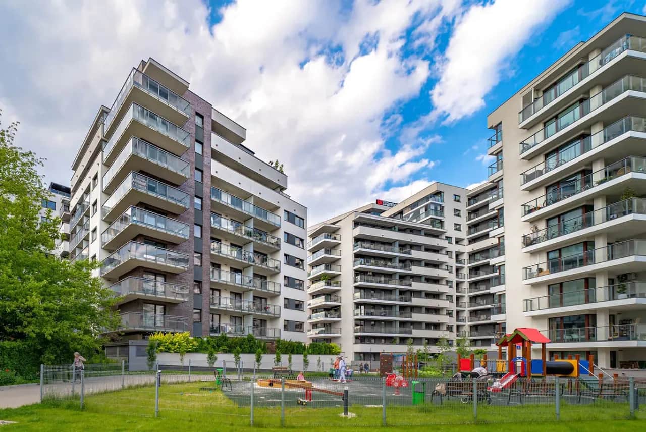 Jakie grzejniki do mieszkania w bloku wybrać, aby zaoszczędzić?