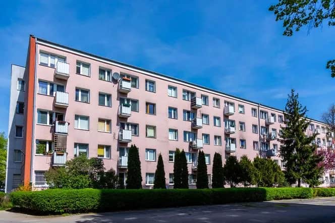 Osiedle w Warszawie jak osiedle: porównanie nowych i starych projektów