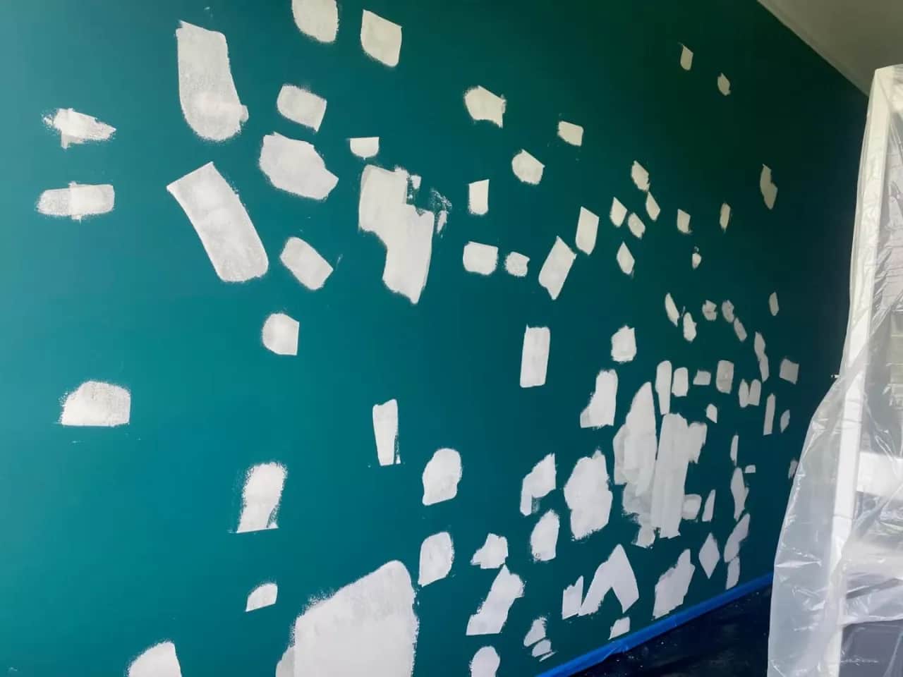 Ile kosztuje pomalowanie mieszkania 50 m2? Sprawdź ukryte koszty