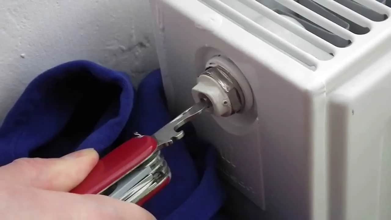 Jak odpowietrzyć grzejnik w bloku i uniknąć wysokich rachunków