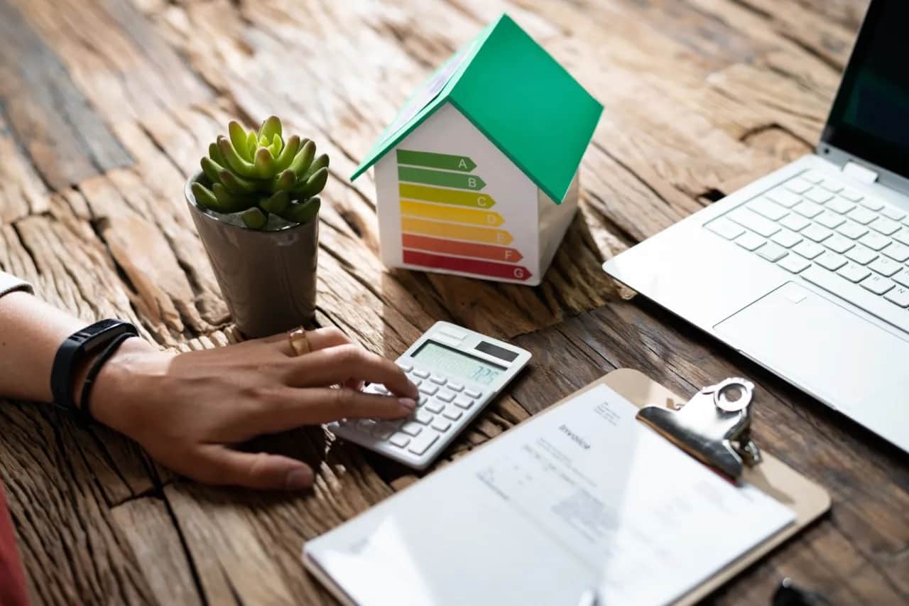 Ile kosztuje docieplenie budynku? Sprawdź, co wpływa na ceny