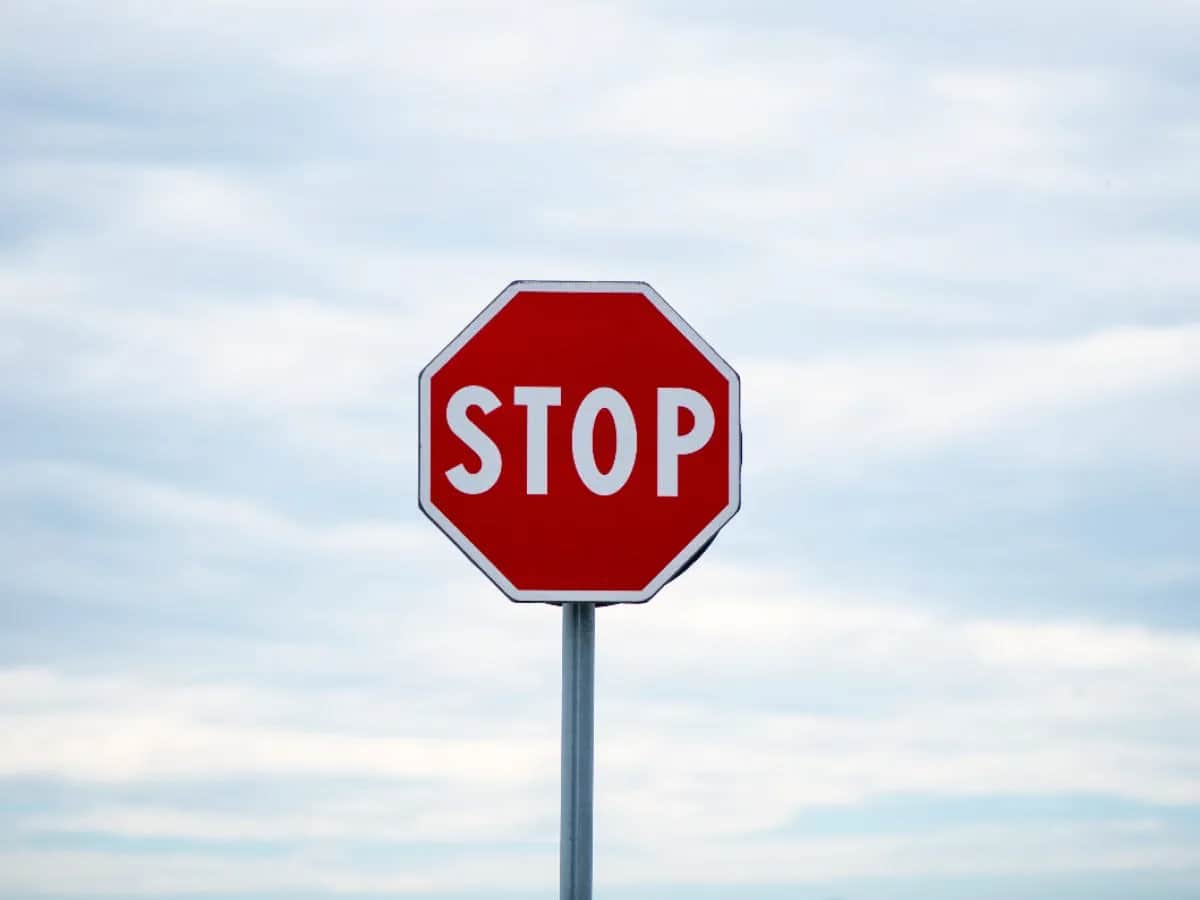 Kto stawia znaki drogowe na osiedlu? Poznaj odpowiedzialnych za to